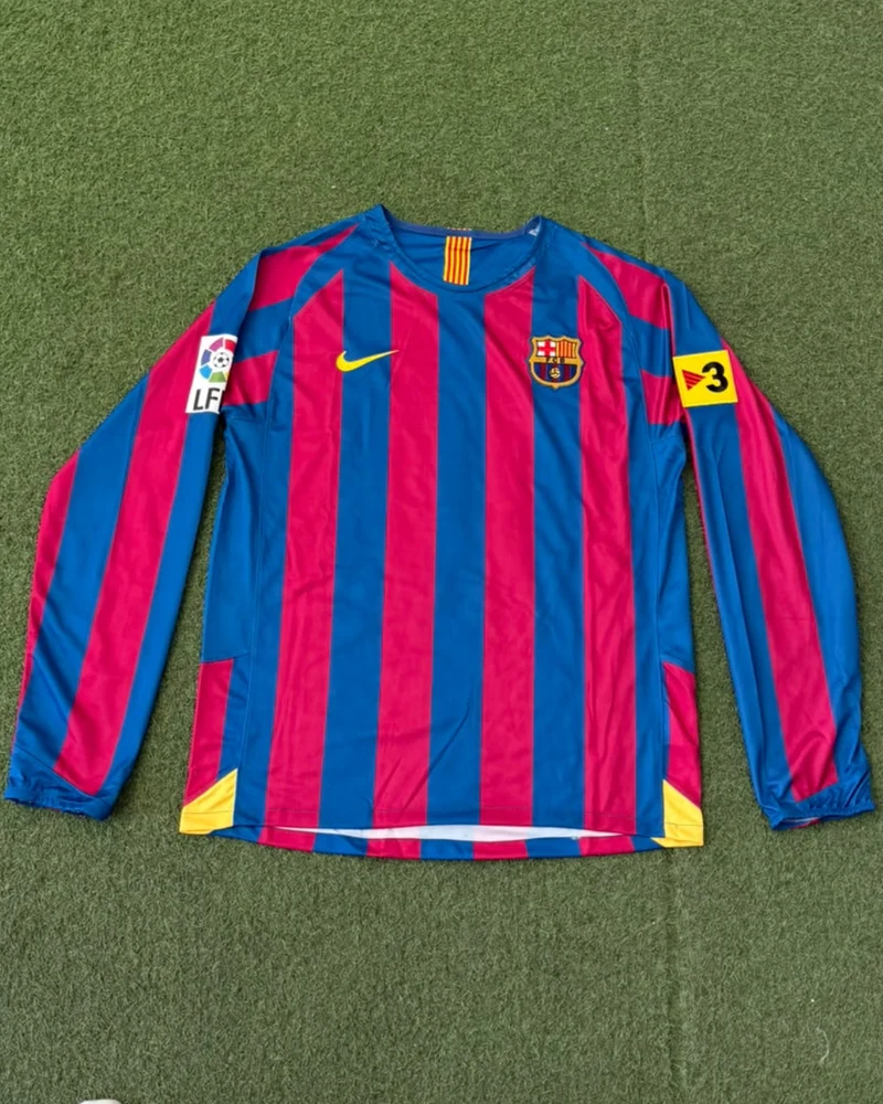 Barcelona Ronaldinho #10 Retro 2005 - Local ML